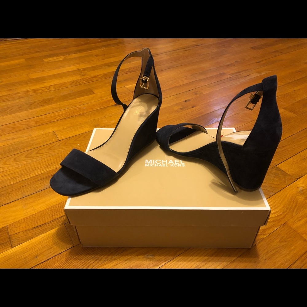 MK short blue wedges